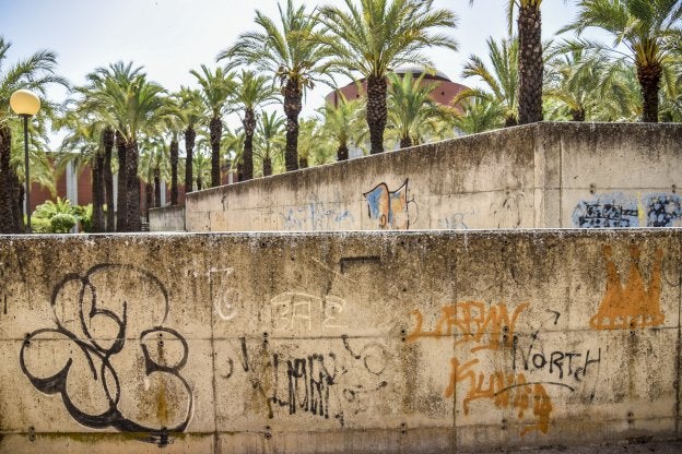 Pintadas en el entorno del Museo Extremeño e Iberoamericano de Arte Contemporáneo. :: 