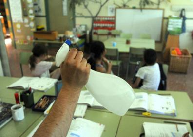 Imagen secundaria 1 - Abanicos hechos con papel o cartón, ventiladores, vaporizadores... Cualquier método vale para combatir el calor en las aulas extremeñas
