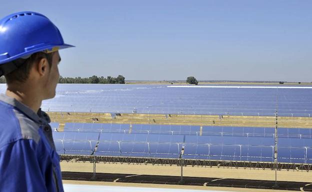 Obrero de empresa de energías renovables mirando una planta termosolar en Alvarado.