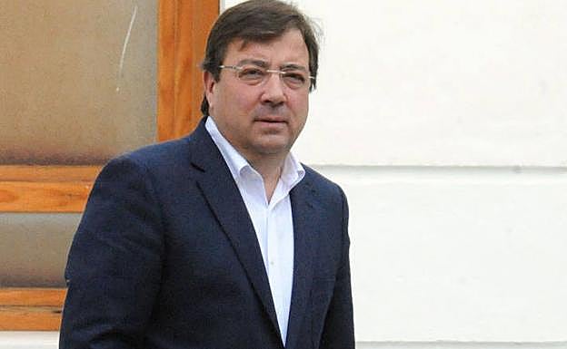 Fernández Vara, en un descanso de un pleno en la Asamblea.