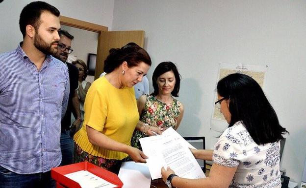 Eva Pérez ha registrado su precandidatura acompañada del portavoz municipal socialista de Cáceres, Luis Salaya, y la concejala de Badajoz Maribel García López