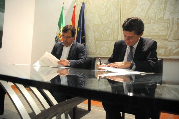 Firma del convenio entre la Junta y la Sareb en octubre. :: brígido