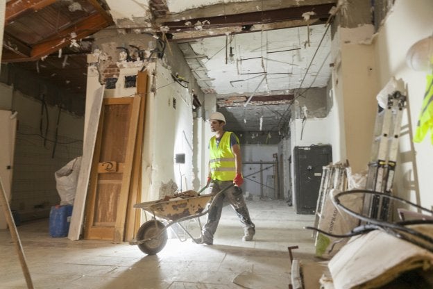 Las pequeñas obras mantienen a flote a la construcción