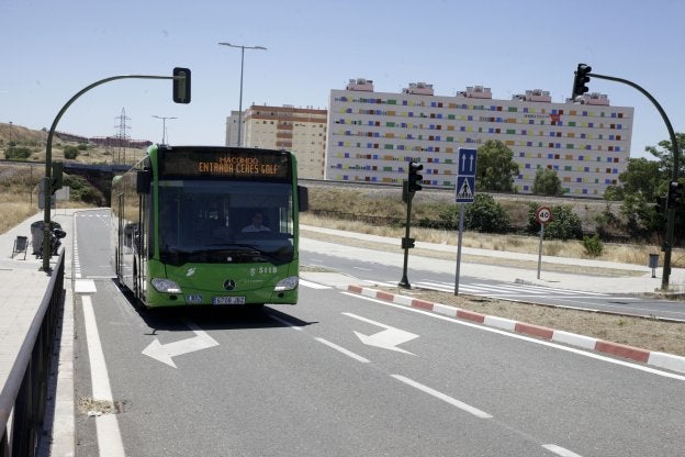 Imagen del autobús número 4 a su salida del barrio de El Junquillo, al que accede por primera vez. :: l. c.