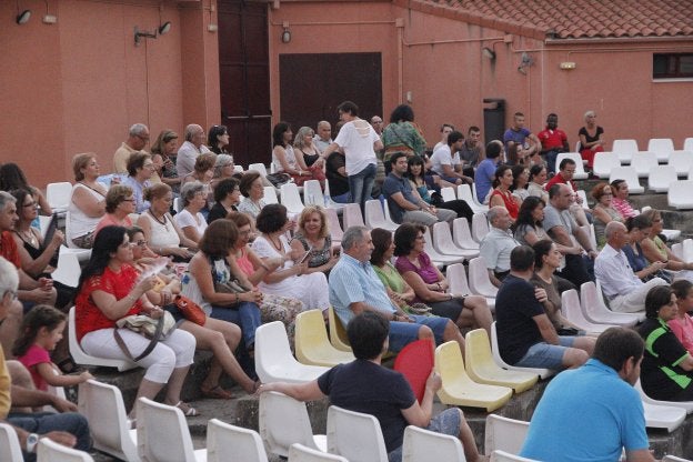 Espectadores del programa 'Verano de Cine' en el año 2016. :: HOY
