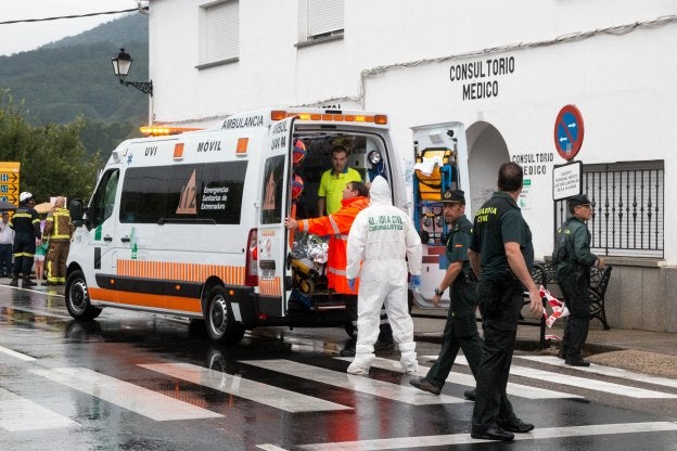 Momento en el que llevan hasta el Consultorio de Jerte los restos mortales de uno de los fallecidos. :: andy solé