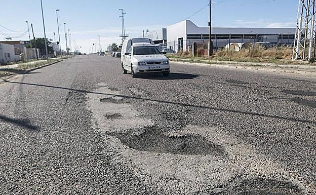 Asfalto deteriorado en una calle de El Nevero. :: HOY