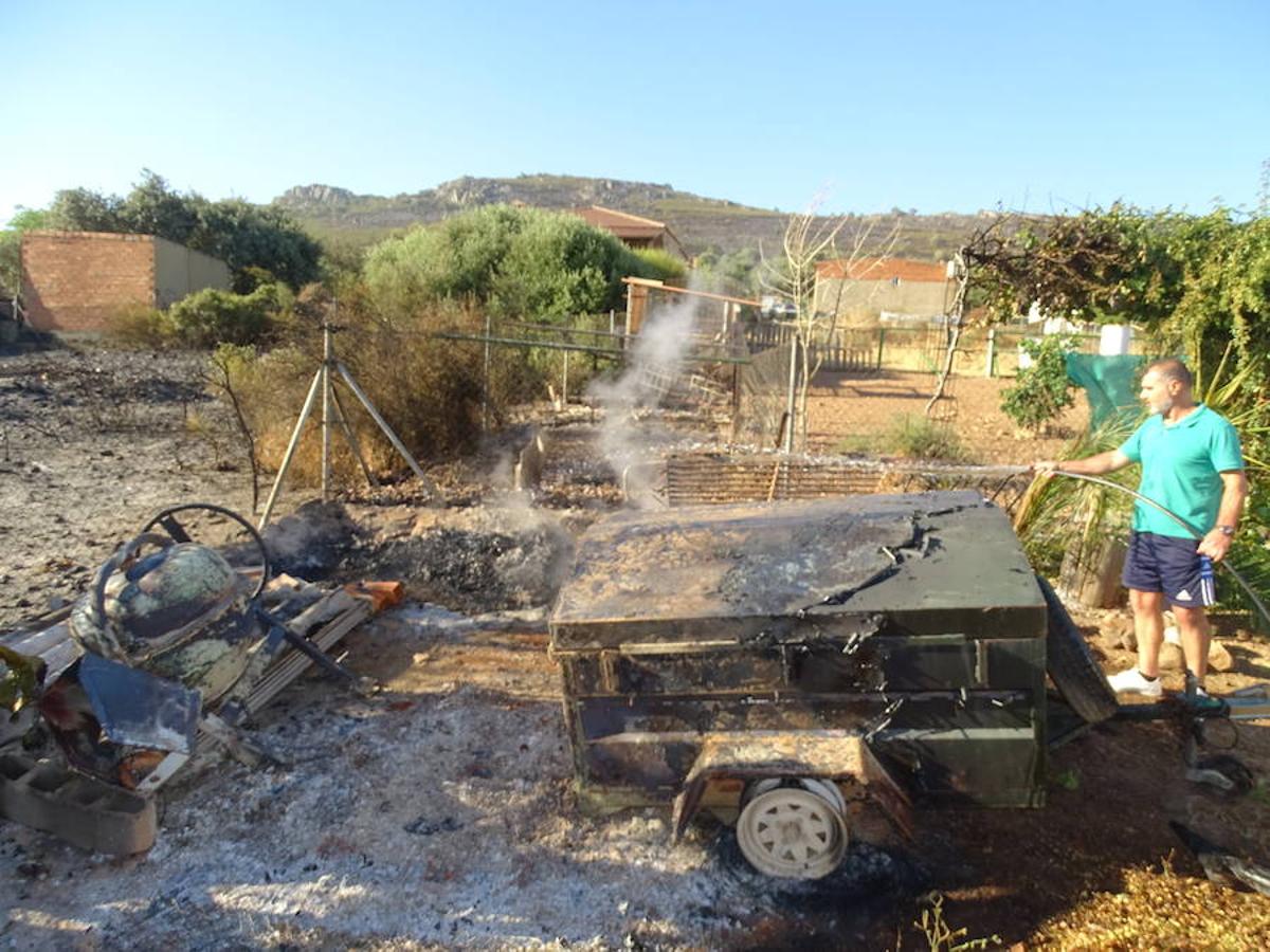 El fuego ha tenido en vilo la pasada noche a los vecinos de Arroyo y Calamonte y así estaban los terrenos afectados por el fuego esta mañana