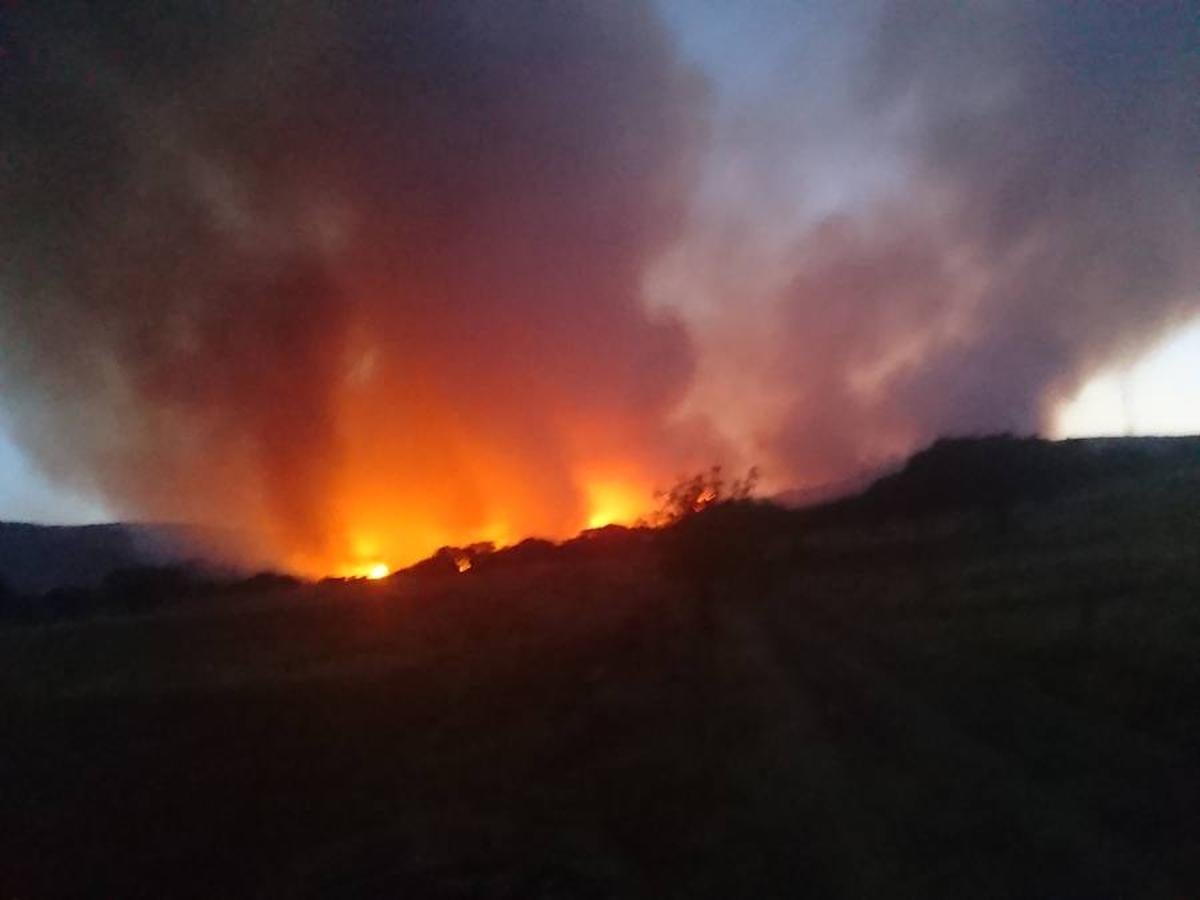 Noche de miedo en Calamonte por el incendio en la Sierra de San Serván