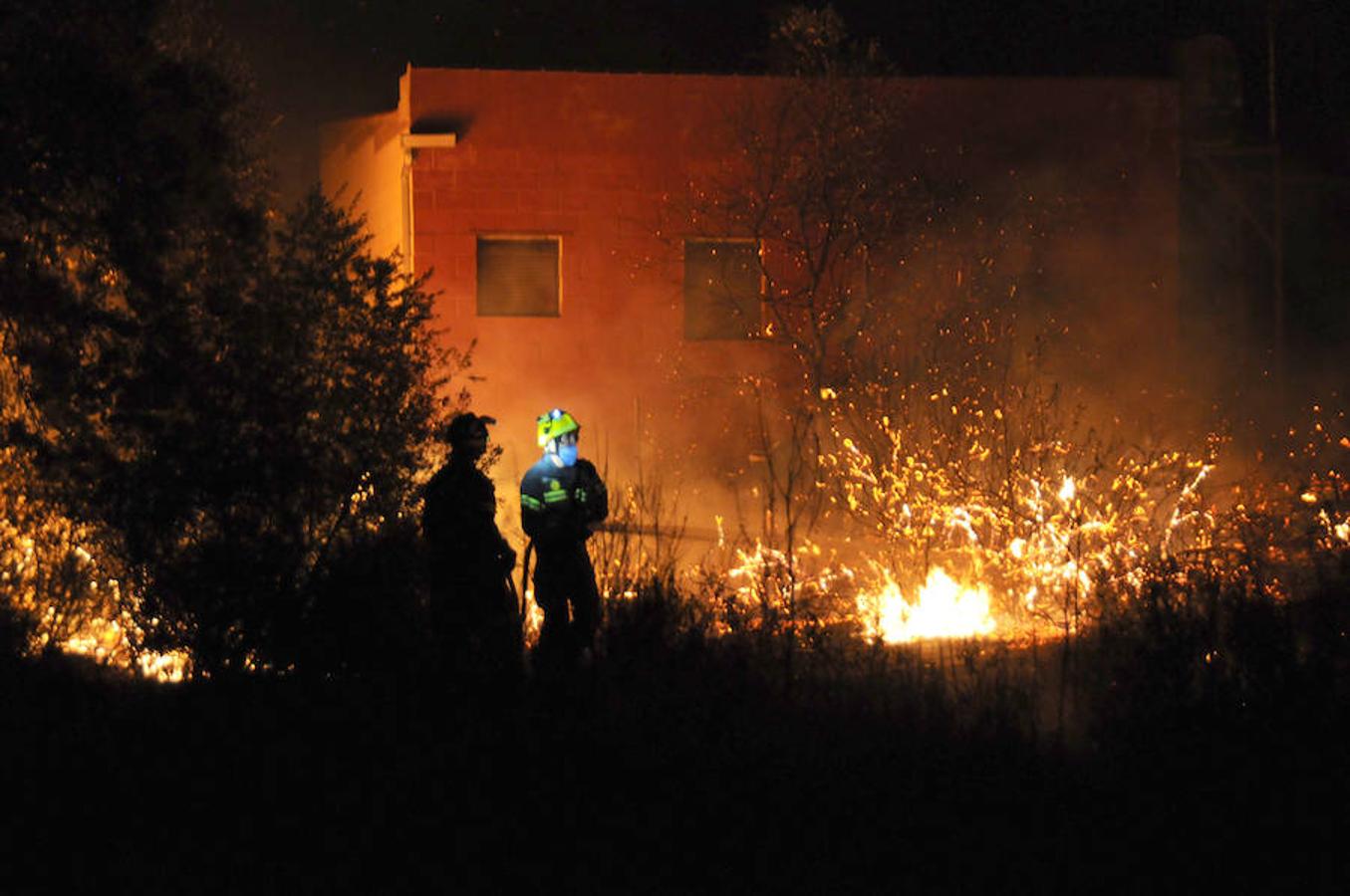 Noche de miedo en Calamonte por el incendio en la Sierra de San Serván