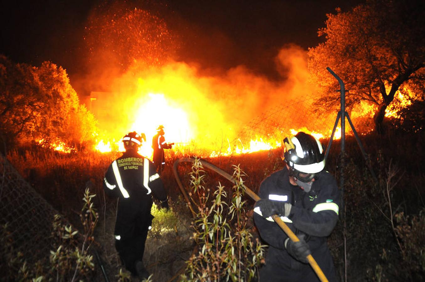 Noche de miedo en Calamonte por el incendio en la Sierra de San Serván