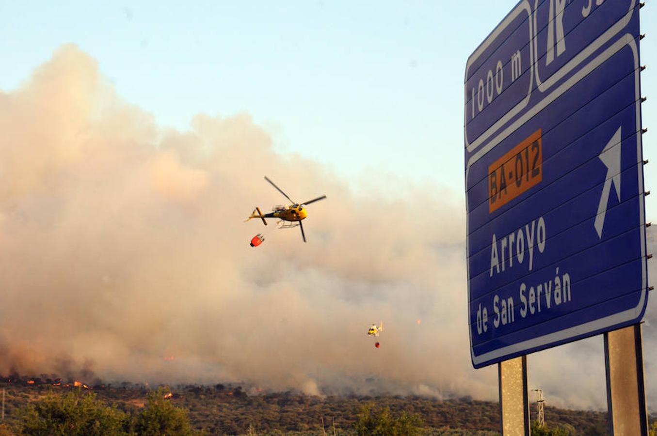 Noche de miedo en Calamonte por el incendio en la Sierra de San Serván