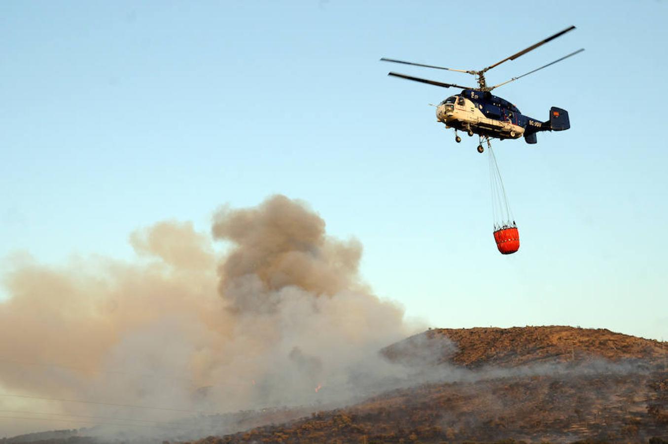 Noche de miedo en Calamonte por el incendio en la Sierra de San Serván