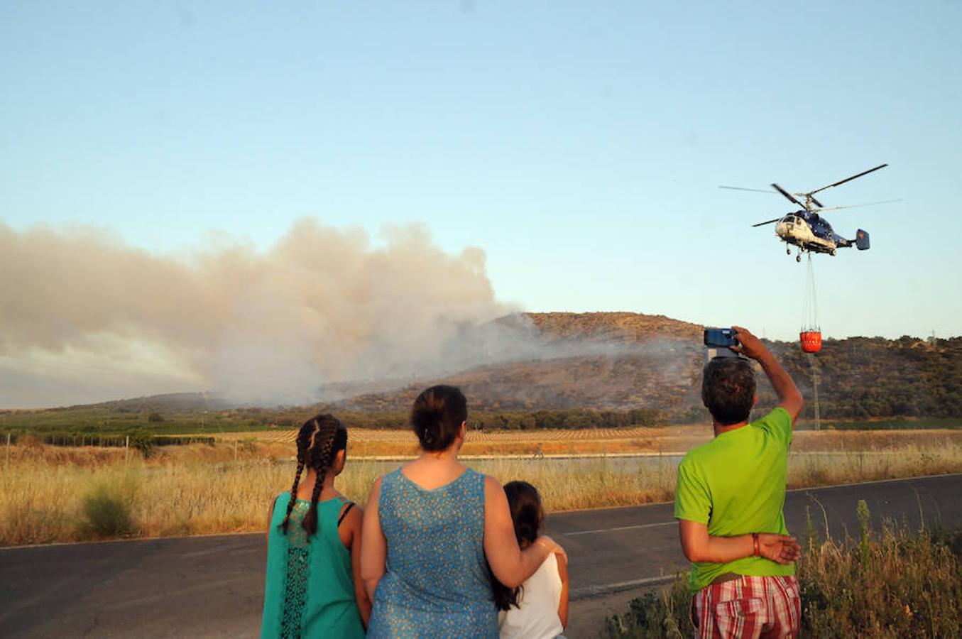 Noche de miedo en Calamonte por el incendio en la Sierra de San Serván