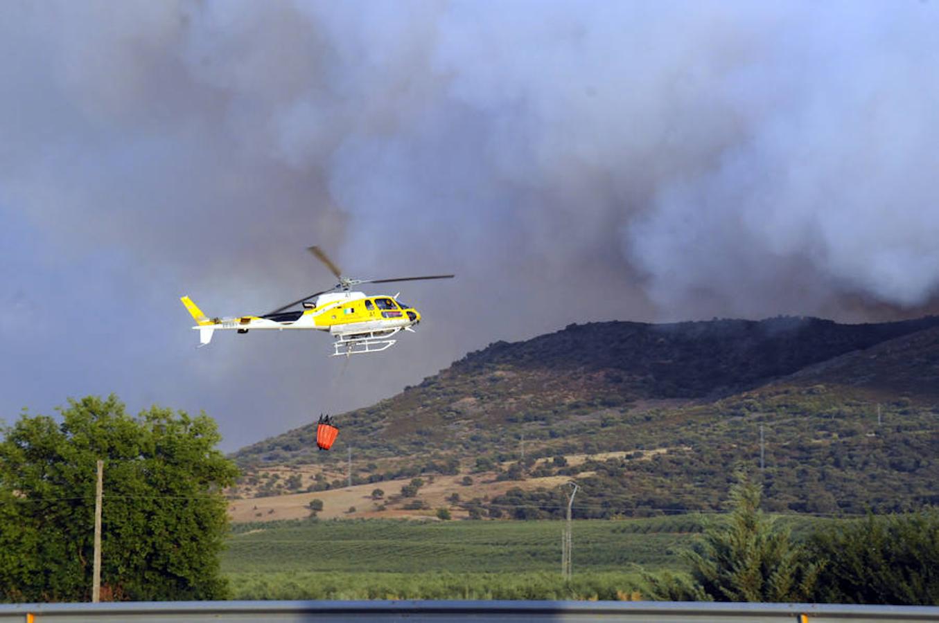 Noche de miedo en Calamonte por el incendio en la Sierra de San Serván