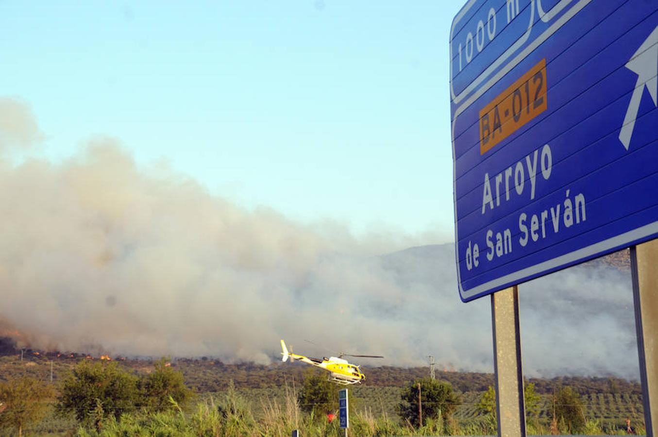 Noche de miedo en Calamonte por el incendio en la Sierra de San Serván