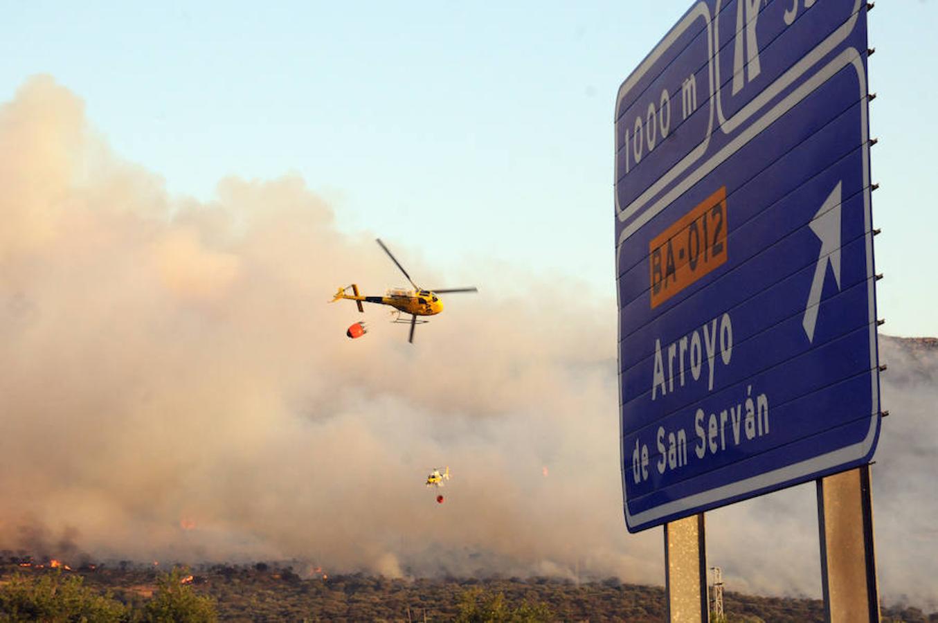 Noche de miedo en Calamonte por el incendio en la Sierra de San Serván