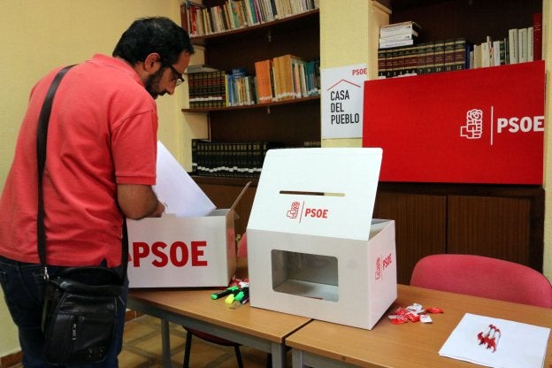 Preparativos en la sede de Mérida para las primarias del PSOE Federal celebradas en mayo. :: hoy