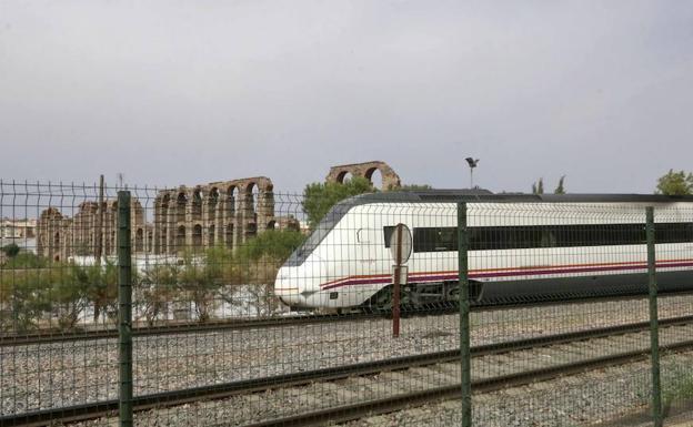 Tren que hizo el viaje ayer por la tarde a Madrid desde Extremadura, a su paso por Mérida. 