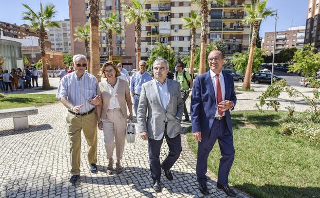 El alcalde, Francisco Fragoso, y Julio Morales, subdirector de empresas de Liberbank en Extremadura.