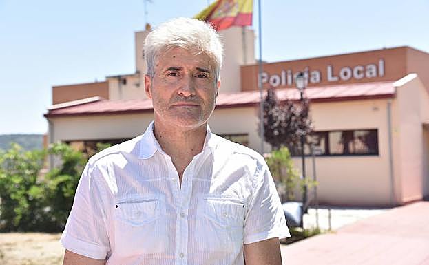 El intendente Enrique Cenalmor, ante la jefatura de la Policía Local de Plasencia.
