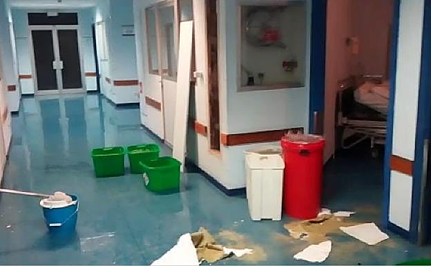 Imagen del pasillo afectado por el reventón de la tubería.