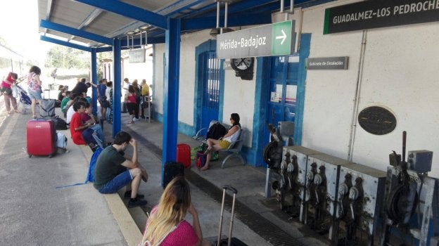 Viajeros en tierra, este domingo, del tren con destino a Puertollano desde Extremadura. :: HOY