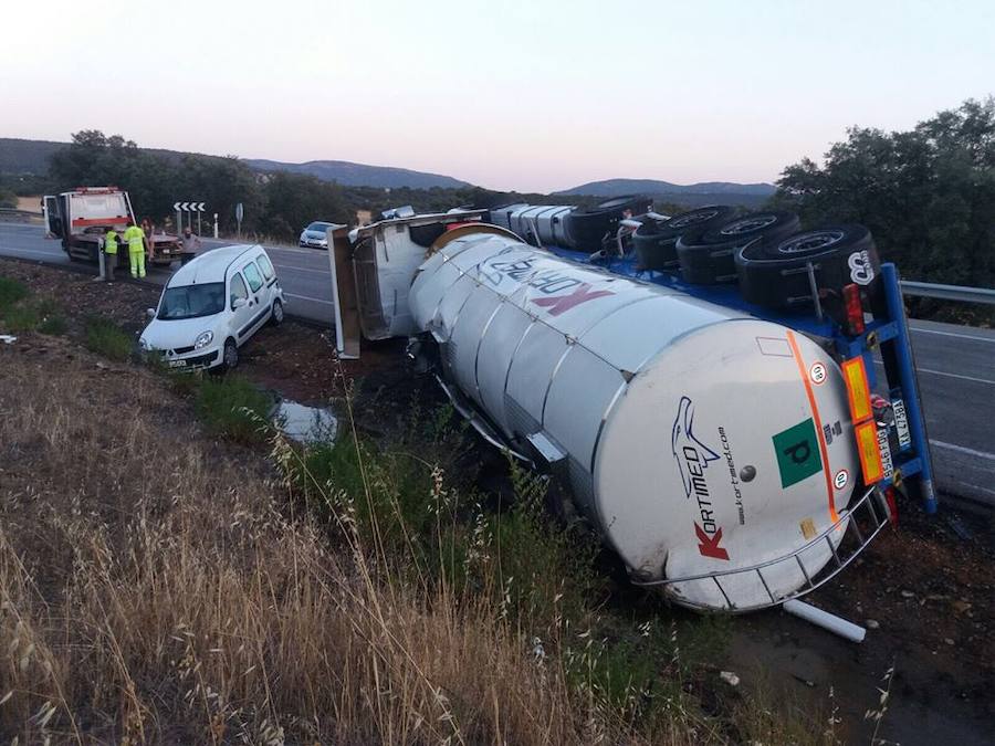 Camión cisterna volcado en la N-430 entre Puebla de Don Rodrigo y Luciana:: PLATAFORMA N-430