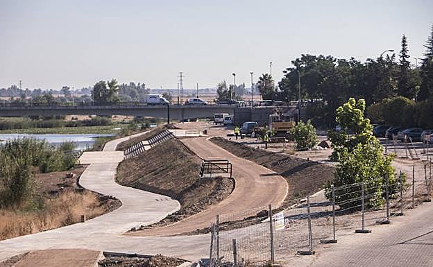 Vista de los nuevos paseos y el carril bici entre el Puente de Palmas y el de la Autonomía.