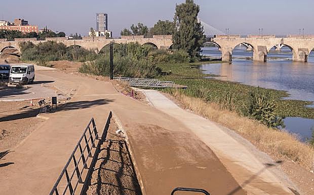 Las máquinas continúan rematando la obra de los nuevos paseos.