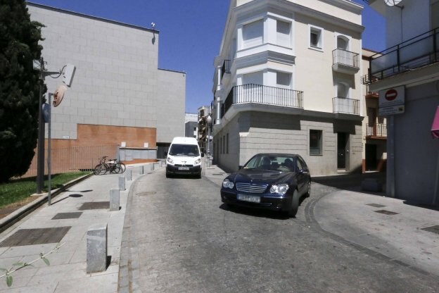 A la izquierda, cámara que controla el acceso a la calle Arquitas. Está apuntando al suelo. :: j. m. romero