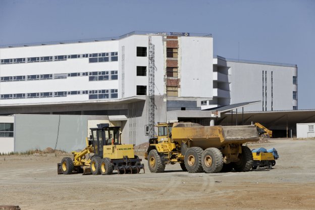 Obra del nuevo hospital, que aún continúa. :: hoy