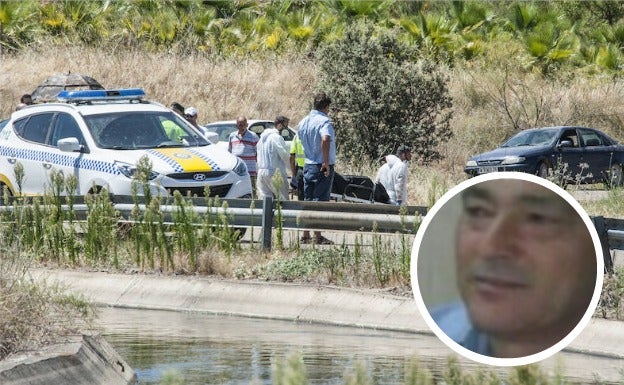 Los camilleros del servicio funerario retiran el cuerpo. :: PAKOPÍ