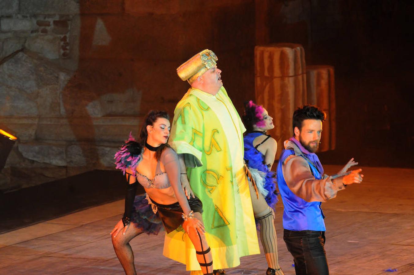 El estreno de esta obra de Miguel Murillo conquista con las risas del público del Teatro Romano en el Festival de Mérida. Así, bajo la dirección de Ricard Reguant se cambia de registro, ya que pasa de la tragedia de las representaciones anteriores a la comedia musical.