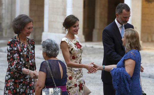 Los reyes Felipe VI y Letizia, acompañados por la reina Sofía, saludan a la escritora Carmen Riera, entre otros asistentes a la recepción.
