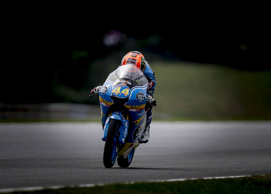 El piloto español de Moto3 Arón Canet, al volante de su Honda.