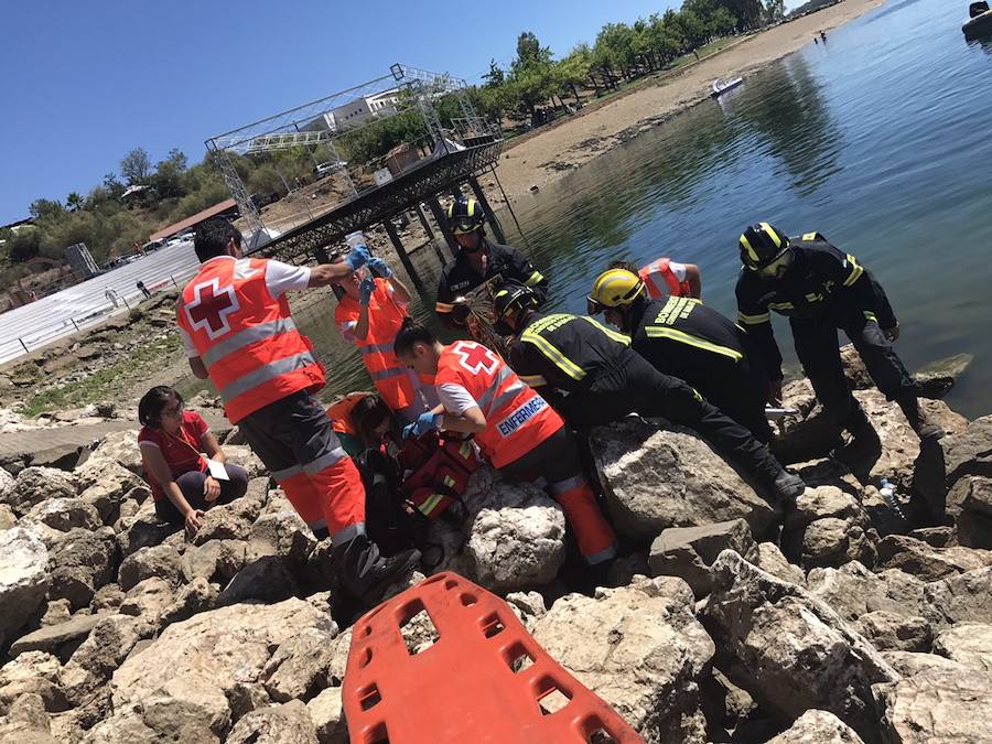 La situación que se plantea es un choque entre una embarcación de recreo con pedales y otra de motor con dos tripulantes