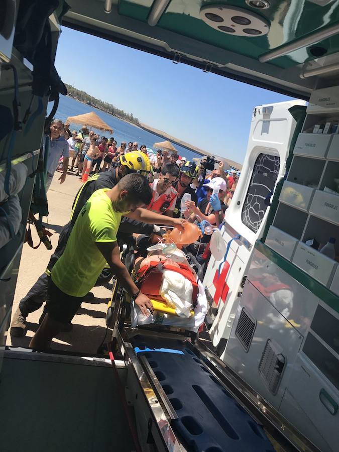 La situación que se plantea es un choque entre una embarcación de recreo con pedales y otra de motor con dos tripulantes