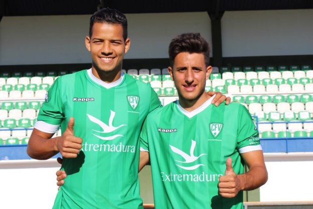 Luis García y Allyson posan con la camiseta verde. :: e. d.