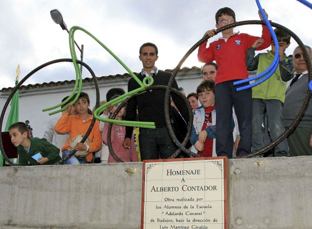 Barcarrota dedicó a Contador un homenaje escultórico en 2010. :: HOY