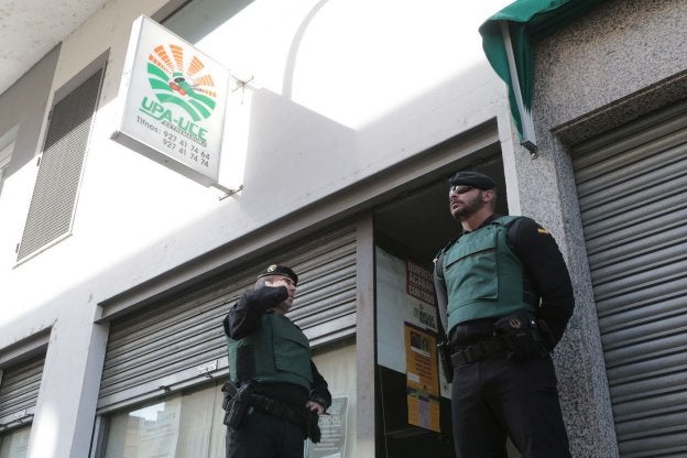 La Guardia Civil durante el registro de una de las sedes de UPA. :: hoy