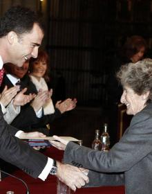 Imagen secundaria 2 - Arriba, bautizo del primer hijo de Julia Franco (la extremeña, a la izquierda). El bebé está en brazos de la duquesa, que fue la madrina:: HOY