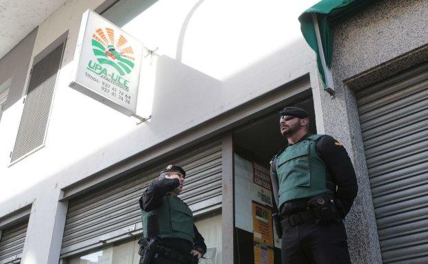 La Guardia Civil durante el registro de una de las sedes de UPA.