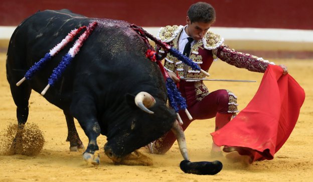 El diestro Ginés Marín, durante su actuación en el primer festejo de la feria de Semana Grande, con toros de Zalduendo. :: efe