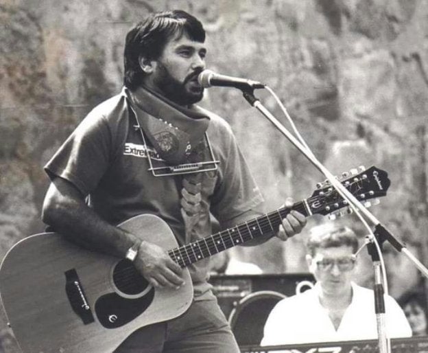 En plena actuación en la celebración del Día de Extremadura en Trujillo en 1991. :: hoy