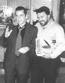 Imagen secundaria 2 - A la izquierda, junto a su amigo Manolo Tena; a la derecha, en 1996 con Al Pacino. 