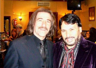 Imagen secundaria 1 - Arriba, cantando en la Fiesta Mayor de las Hurdes el pasado día 5; abajo a la izquierda, con Luis Cobos en 2007; a la derecha, con Azkuna, alcalde de Bilbao. 