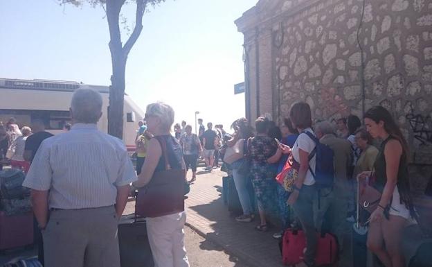 Los usuarios del tren MD17902 con destino a Llerena, esperando una hora y media en Illescas.