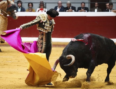 Perera torea con el capote a la espalda ayer en Illumbe. :: efe