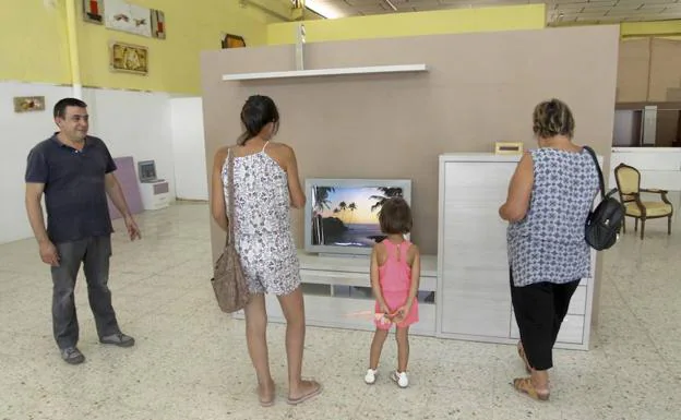 Una familia mira muebles ayer en una tienda ubicada en la Zona Norte de Mérida. 
